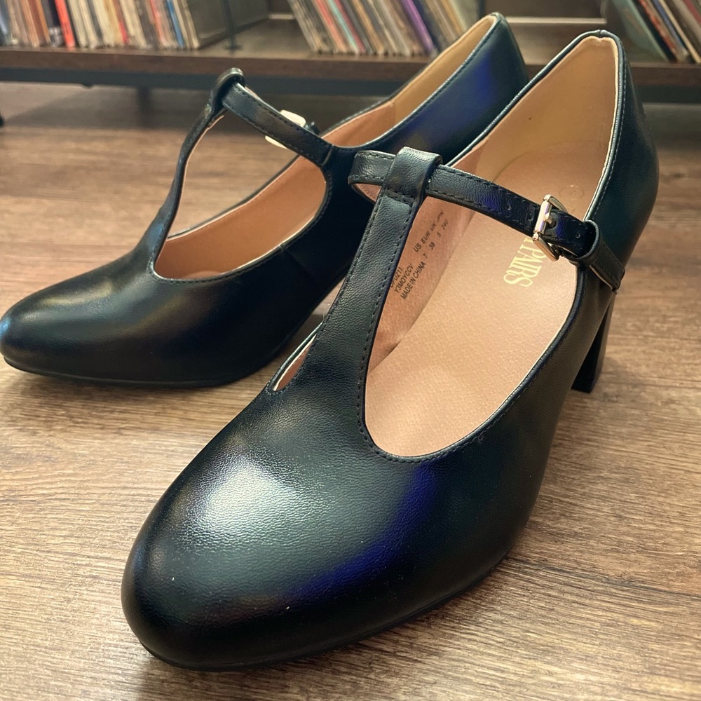 Classic pinup t strap black leather heels